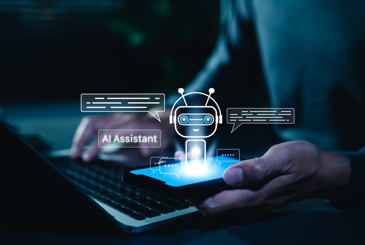 Während manche das Ende der klassischen Suchmaschinenoptimierung proklamieren, zeigt die Realität ein anderes Bild: Modernes, professionell betriebenes SEO ist vielleicht nicht auf AI-SEO ausgelegt, aber weitgehend AI-ready. Person nutzt AI Assistent auf Smartphone