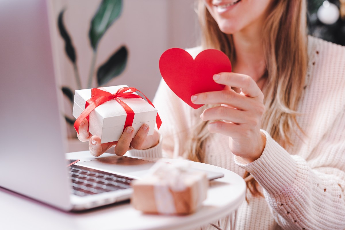Ziel ist es, dem Nutzer ein schönes Shopping Erlebnis zu bieten Frau-Online-Shopping-Valentinstag