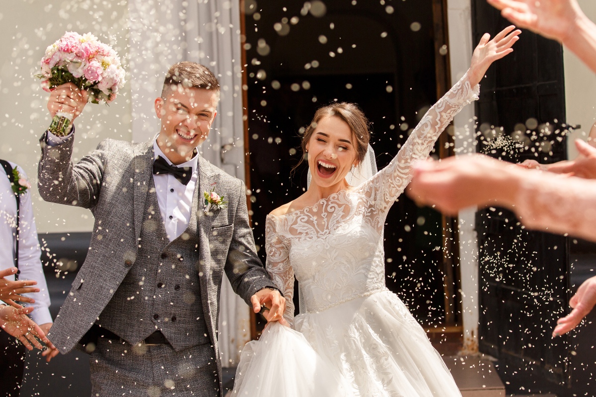 Ein Brautkleid ist ein typisches Beispiel für einen Einmalkauf Hochzeitspaar