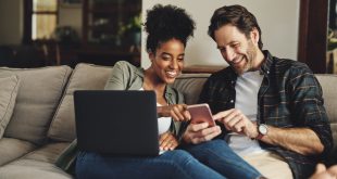 Junges-Paar-Online-Shopping (1)