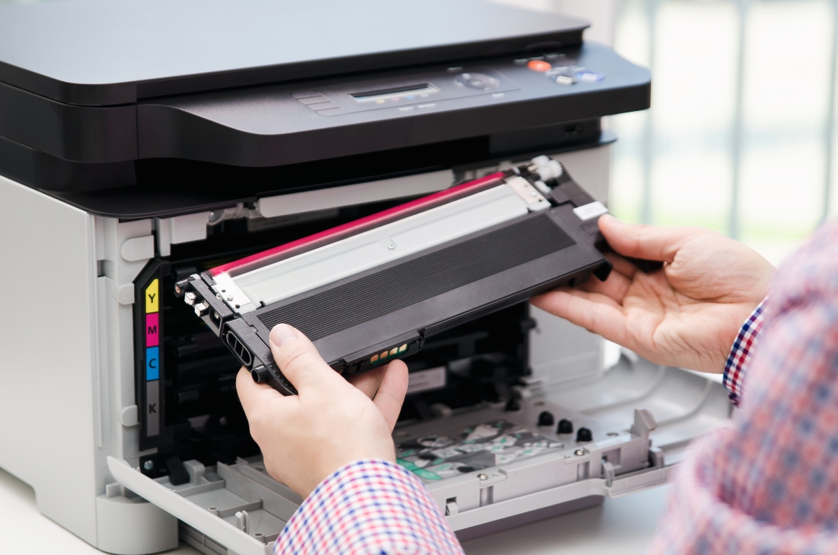 Ein Druckerkauf führt in der Regel zu weiteren Käufen, wenn der Toner oder die Patrone leer sind Toner-bei-Lasersdrucker-tauschen
